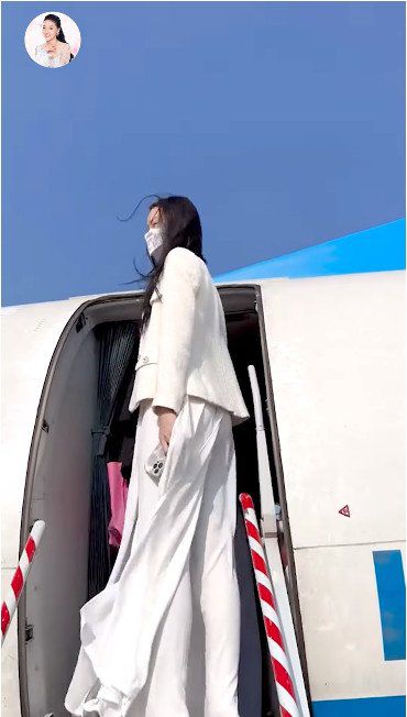 Hoa hậu Việt có chiều cao gần đụng trần máy bay, mê váy ngắn khoe chân dài miên man - 1
