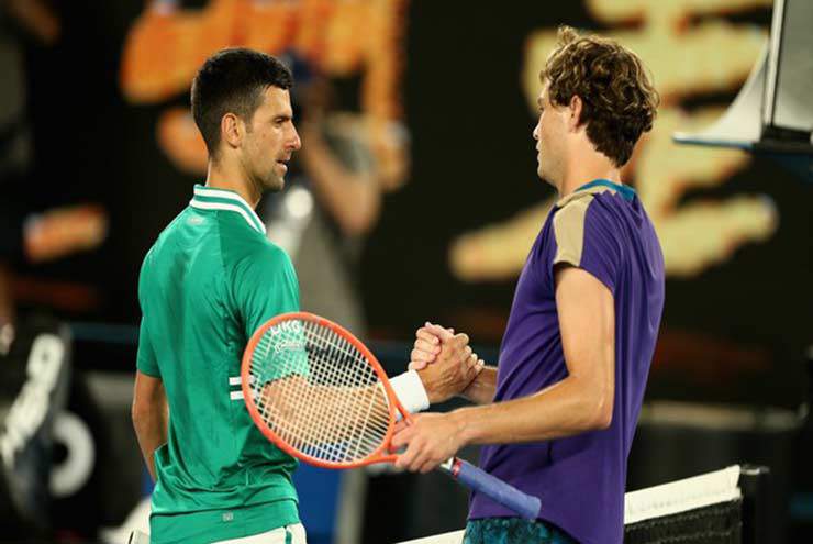 Fritz nghi Djokovic giả vờ chấn thương trong trận đấu giữa họ ở Australian Open 2021