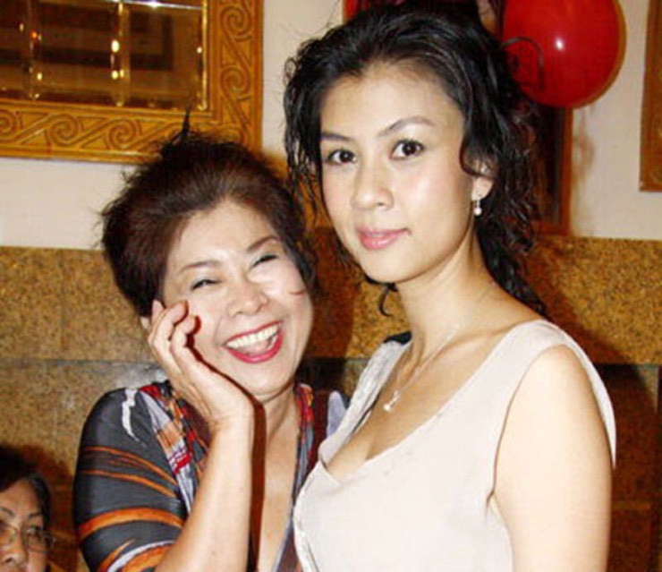 Kim Thư (trái) là diễn viên điện ảnh nổi tiếng. Mẹ ruột của cô là Trang Kim Yến  - ca sĩ đình đám của làng giải trí Việt những năm 80.
