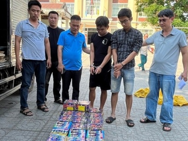 Pháp luật - Truy đuổi, nổ súng khống chế 2 thanh niên chở pháo lậu