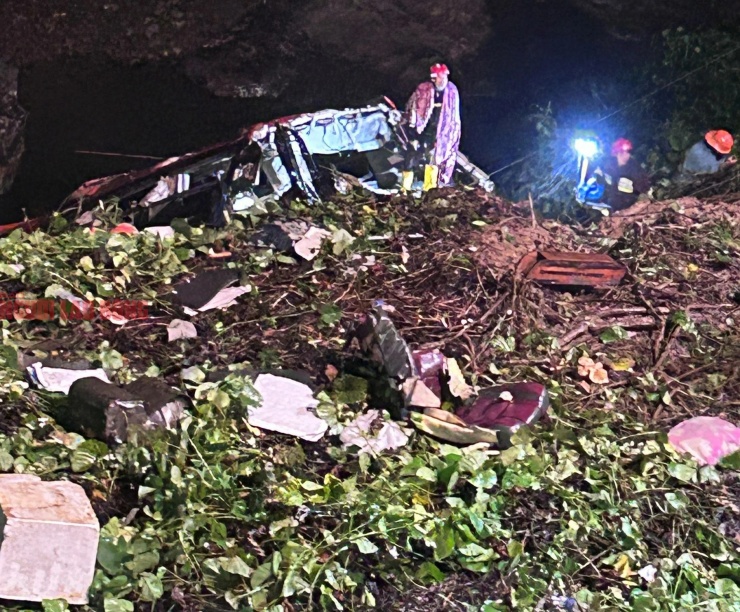 Lực lượng cứu hộ cứu nạn tìm kiếm các nạn nhân mất tích vụ xe khách lao xuống vực