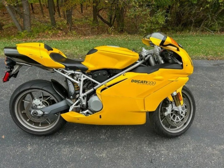 Chiếc mô tô màu vàng Ducati 999 sẵn sàng có giá 20.000 USD. Ảnh: CycleTrader.