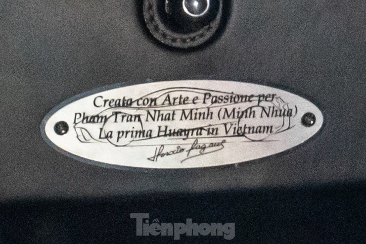 Đặc biệt, bên trong nội thất của chiếc Pagani Huayra của Minh Nhựa còn có thêm một tấm bảng nhỏ, tạm dịch: 