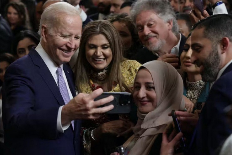 Tổng thống Mỹ Joe Biden (trái) chụp ảnh với người gốc Ả Rập trong buổi tiệc chiêu đãi kỷ niệm kết thúc tháng ăn chay Ramadan tại Nhà Trắng ngày 1-5-2023. Ảnh: GETTY IMAGES