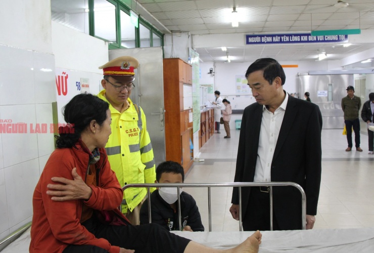 Chủ tịch UBND TP Đà Nẵng Lê Trung Chinh động viên hai bà cháu bà Đào Thị Thoa sau tai nạn