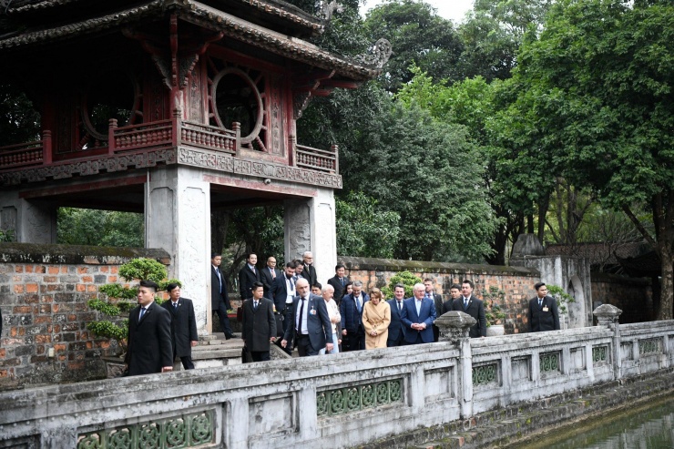 Tổng thống Đức Frank- Walter Steinmeier và Phu nhân tham quan Văn Miếu - Quốc Tử Giám, ngày 23/1. (Ảnh: Như Ý)