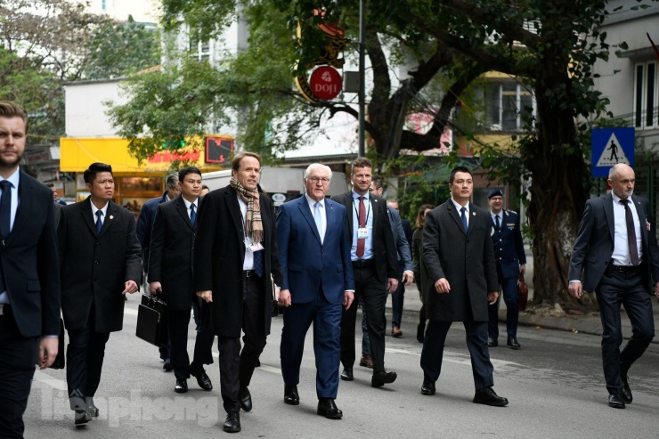 Tổng thống Đức Frank- Walter Steinmeier đi bộ từ Văn Miếu - Quốc Tử Giám để vào quán cà phê. (Ảnh: Như Ý)