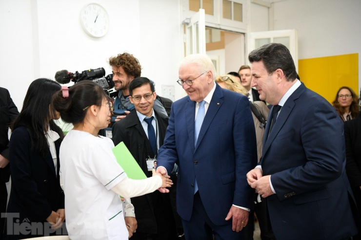 Tổng thống Đức Frank- Walter Steinmeier đến Viện Goethe và gặp gỡ các sinh viên, điều dưỡng và sinh viên kỹ thuật. (Ảnh: Như Ý)