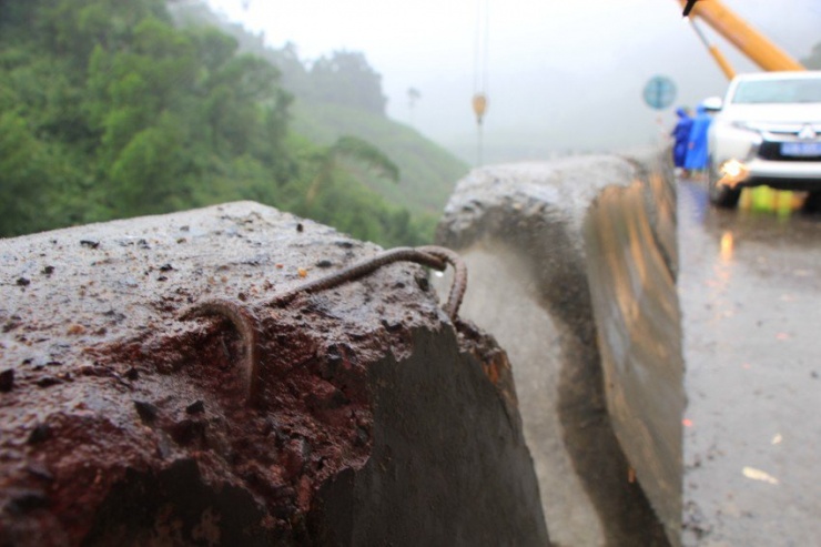 Tại hiện trường, một số cục ta luy bị c&agrave; mạnh bong tr&oacute;c. Ảnh: MINH TRƯỜNG.