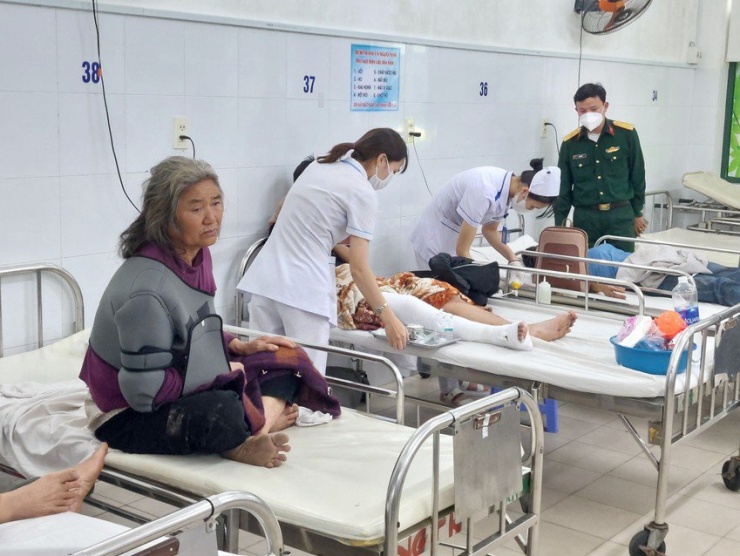 C&aacute;c nạn nh&acirc;n được y, b&aacute;c sĩ của Bệnh viện, Trung t&acirc;m Y tế khẩn trương cấp cứu hỗ trợ. Ảnh: MT