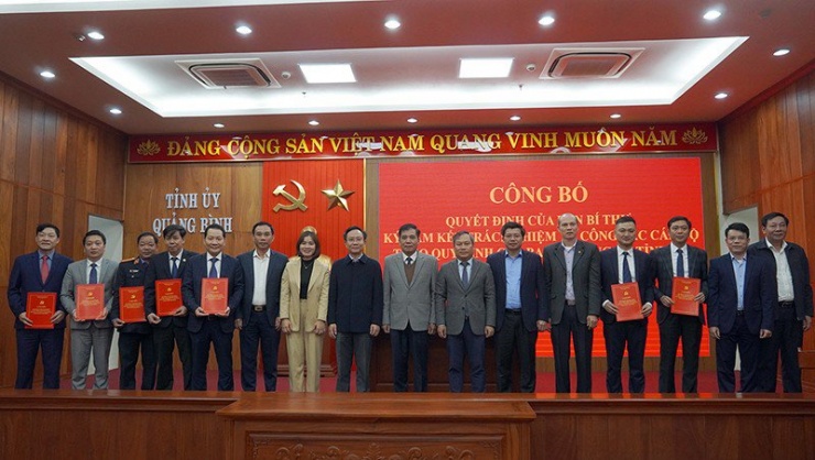 Thường trực Tỉnh uỷ Quảng Bình và lãnh đạo tỉnh cùng các cán bộ chủ chốt tại lễ công bố. Ảnh: N.Mai
