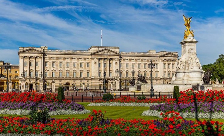 Cung điện Buckingham, London, Vương quốc Anh: Là nơi ở của hoàng gia Anh và là trụ sở hành chính của chế độ quân chủ, đây là một tòa nhà được xây dựng vào năm 1703 cho Công tước Buckingham. Mãi đến cuối những năm 1820, nó mới trở thành cung điện. George IV, người đã mua lại ngôi nhà từ cha mình, bắt đầu biến nó thành nơi ở xa hoa phù hợp với hoàng gia.
