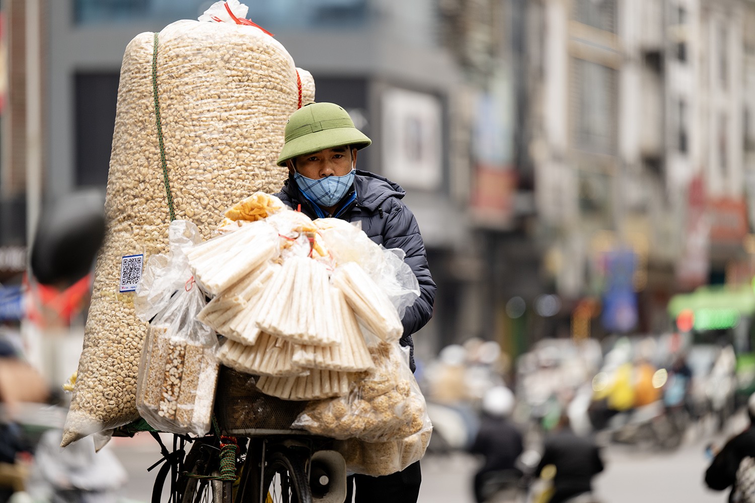 Hà Nội: Người dân đốt lửa, trùm chăn ra đường để chống chọi mưa rét thấu xương - 10