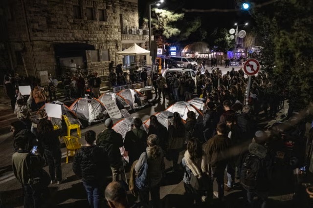 Người thân của các con tin Israel dựng lều trước nhà Thủ tướng Netanyahu để gây áp lực. Ảnh: Anadolu