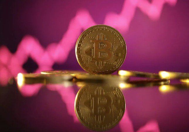 Giá bitcoin giảm mạnh xuống mức thấp nhất 7 tuần qua. (Đồ họa: Reuters)