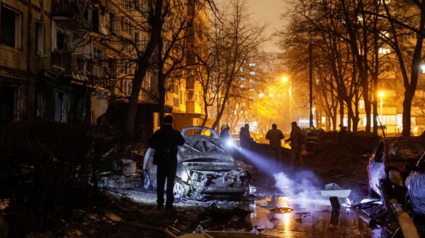 Xe cộ bị hư hỏng sau một cuộc tập kích của Nga vào Kiev tháng 12/2023. Ảnh: GettyImages