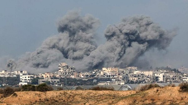 Khói bốc lên sau một vụ nổ ở Dải Gaza. Ảnh: GettyImages