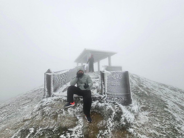 Băng giá xuất hiện trên đỉnh núi Mẫu Sơn. Ảnh: Tien Thinh.
