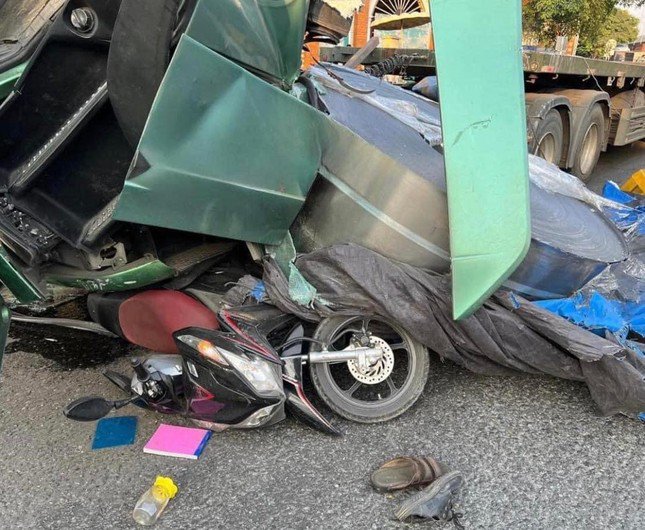 Chiếc xe máy bị đè bẹp, hai nam thanh niên thoát chết.