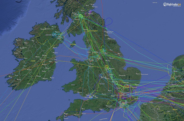 Trang web theo dõi FlightRadar24 đầy những đường bay kỳ lạ. Ảnh: FlightRadar24