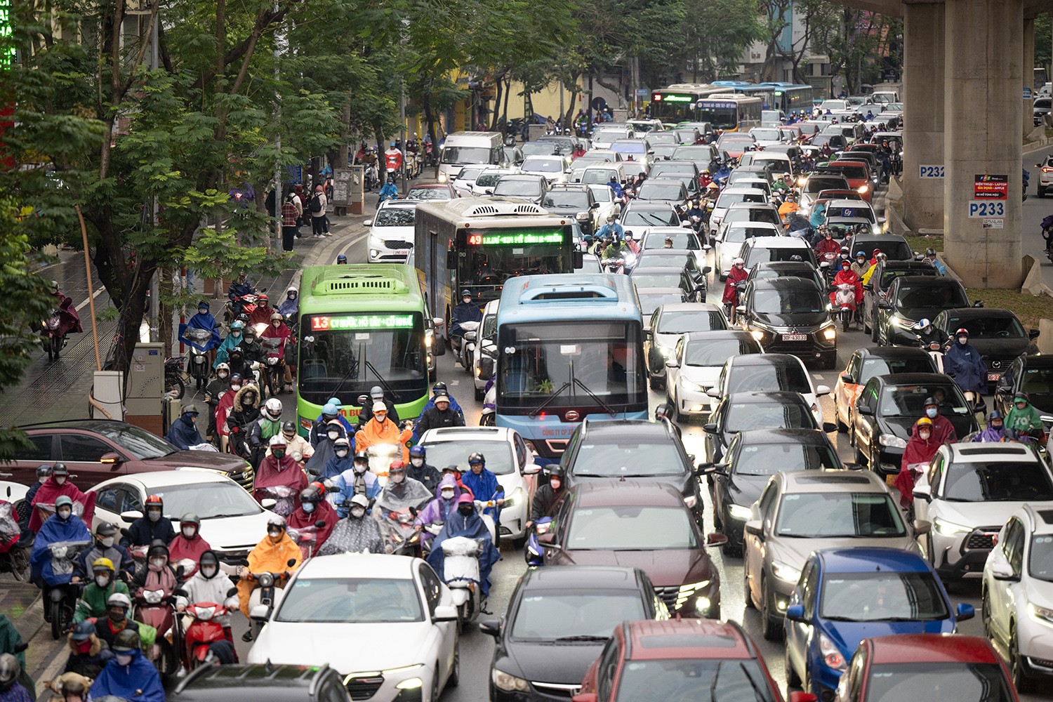  Tại đường Hồ Tùng Mậu, đoạn qua Đại học Thương Mại đến ngã tư Mai Dịch, lượng xe lưu thông rất đông.