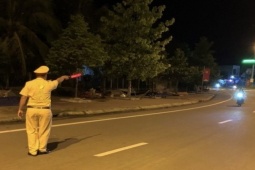 Pháp luật - Bị dừng xe kiểm tra, người đàn ông tông trọng thương cán bộ công an