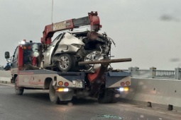 Tin tức trong ngày - Hà Nội: Hai ô tô tông nhau bẹp rúm trên cầu Vĩnh Tuy