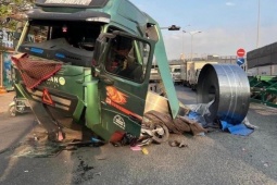 Tin tức trong ngày - Tai nạn kinh hoàng, tài xế phanh gấp khiến 3 cuộn tôn lăn xuống đè bẹp xe đầu kéo và xe máy