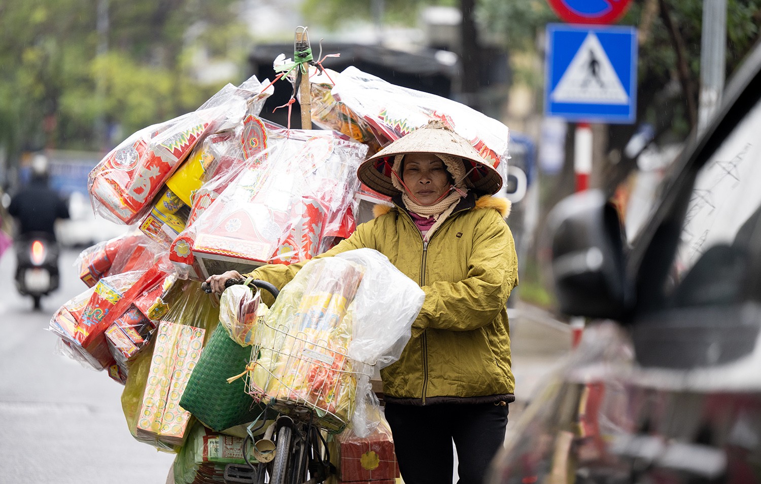 Hà Nội: Người dân đốt lửa, trùm chăn ra đường để chống chọi mưa rét thấu xương - 5