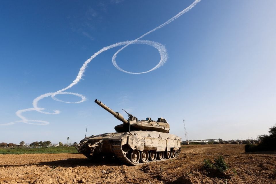 Một xe tăng của quân đội Israel ở gần biên giới với Dải Gaza. Ảnh: Reuters