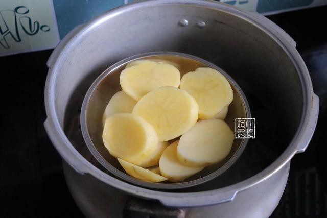 Gọt vỏ khoai tây, cắt thành từng lát rồi cho vào nồi hấp chín. Sau đó nghiền thành khoai tây càng mịn càng tốt.