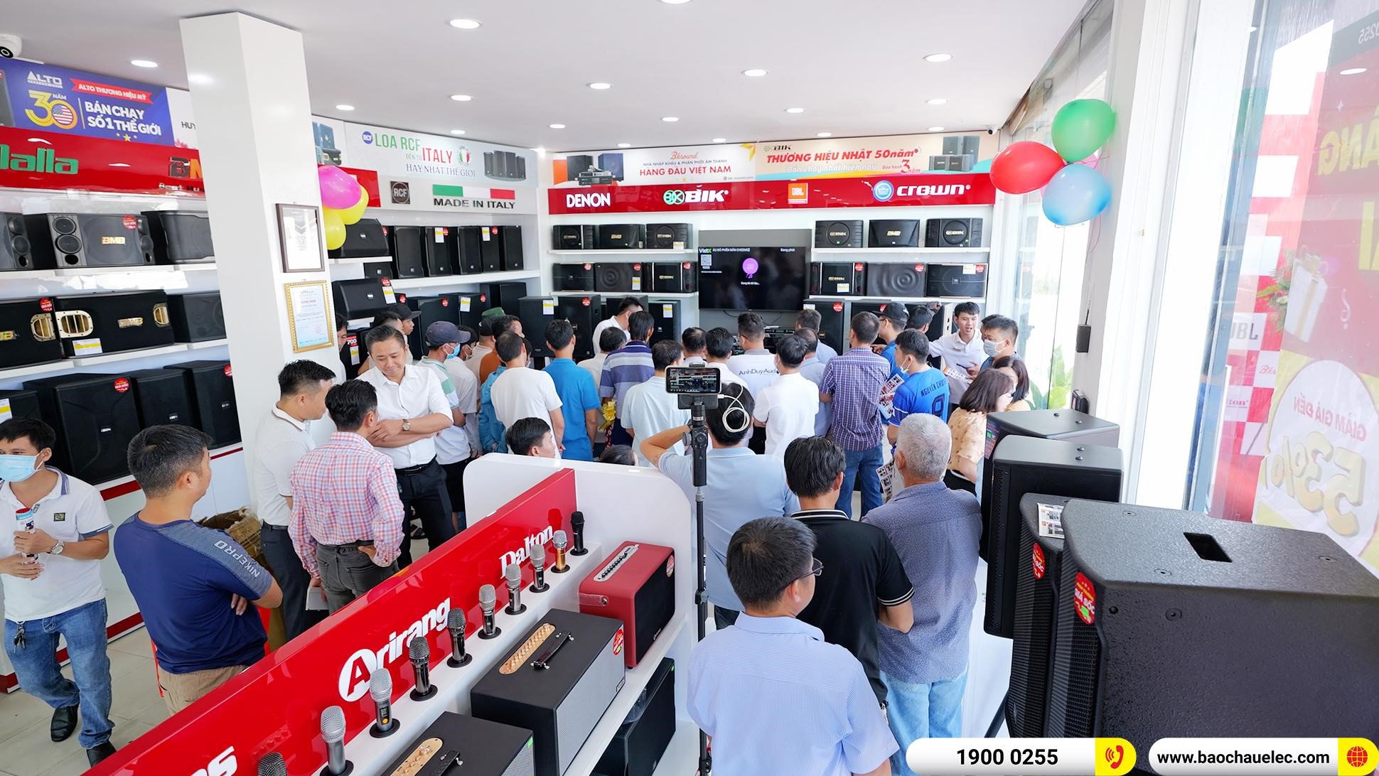 Khách hàng mua sắm nhộn nhịp tại các cửa hàng Bảo Châu Elec trên toàn quốc