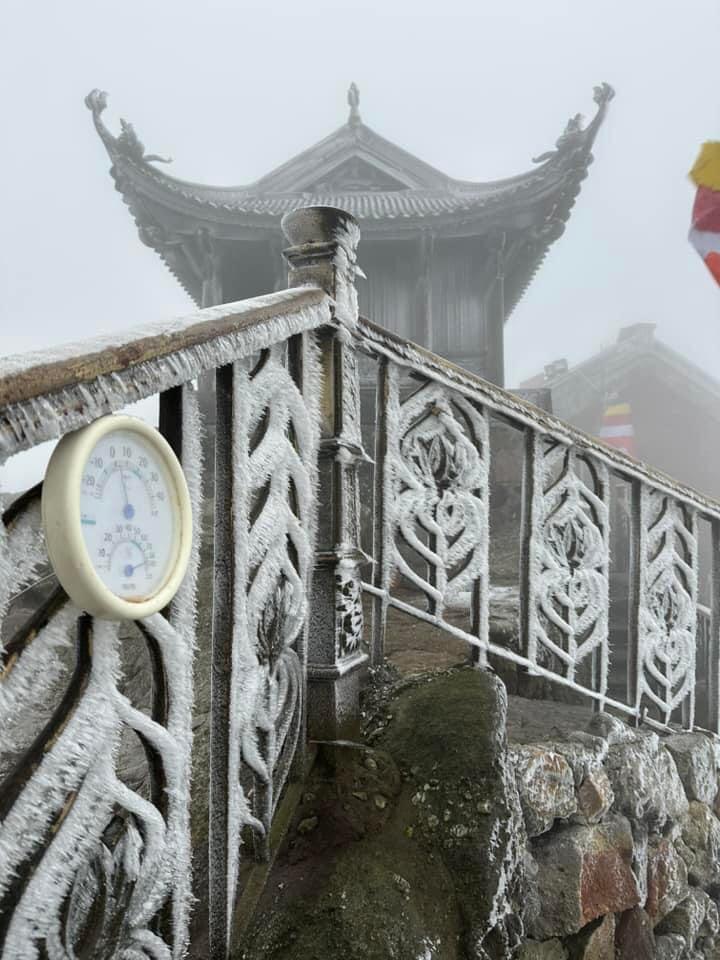 Tại khu vực chùa Đồng Yên Tử (Quảng Ninh), sáng nay (23/1) cũng đã xuất hiện băng giá. Ảnh Đức Mạnh