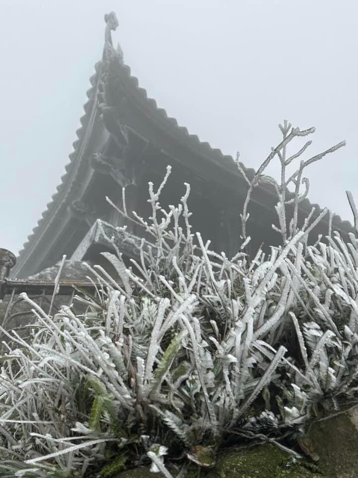  Băng giá phủ trắng mọi cảnh vật trên ngôi chùa cổ nằm chót vót trên ngọn núi Yên Tử cao 1.068m so với mực nước biển. Ảnh Đức Mạnh
