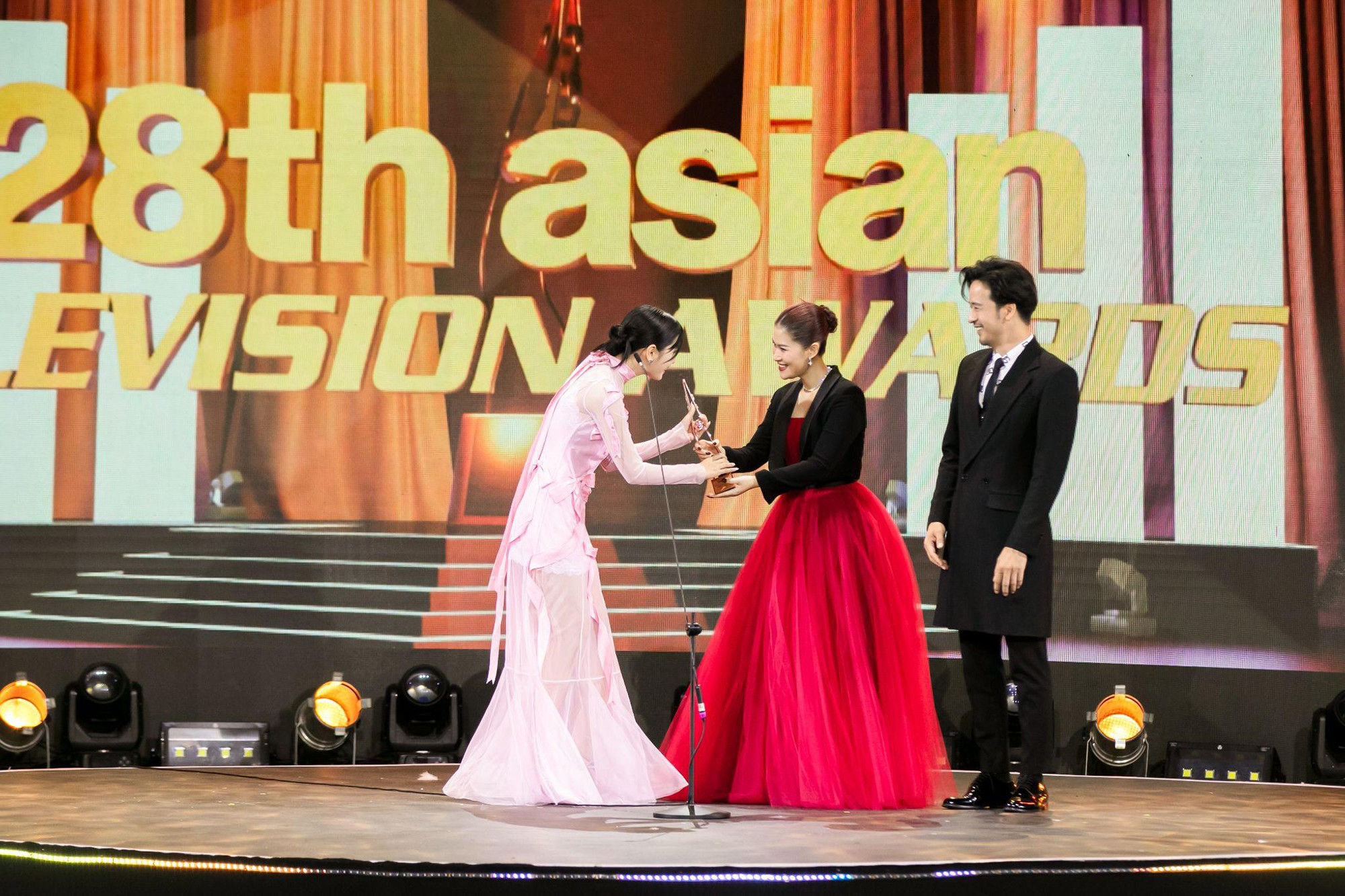 Ngọc Thanh Tâm cùng Đoàn Minh Tài trao cúp ATA cho nữ diễn viên Thái Lan - Tontawan
