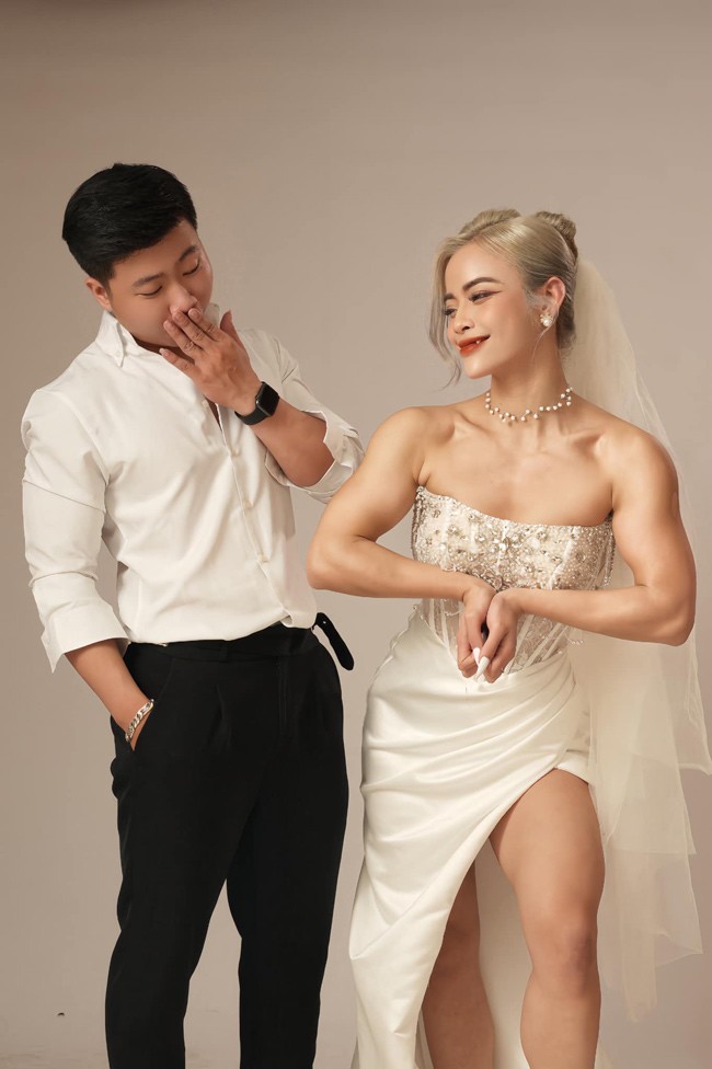 Bộ ảnh cưới độc đáo, cô dâu để lộ cơ bắp cuồn cuộn của cặp đôi Hồng Hạnh - Ngọc Hải thu hút sự quan tâm của dân mạng những ngày gần đây. 

