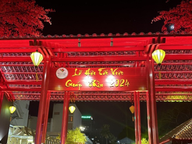 Du lịch - "Phố ông đồ" rực rỡ trước ngày mở cửa đón khách