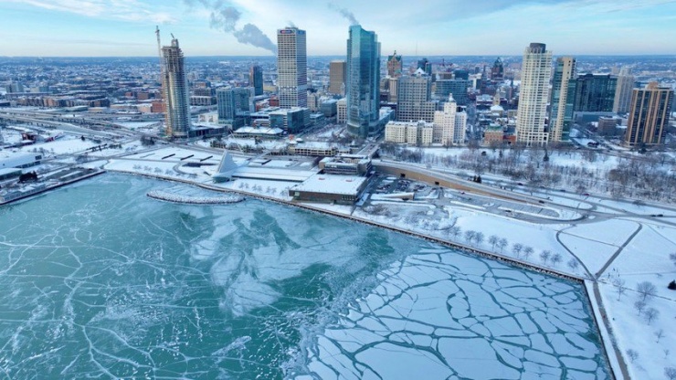 Tuyết trắng bao phủ và sông đóng băng ở TP Milwaukee, bang Wisconsin (Mỹ) vào ngày 18-1. Ảnh: REUTERS