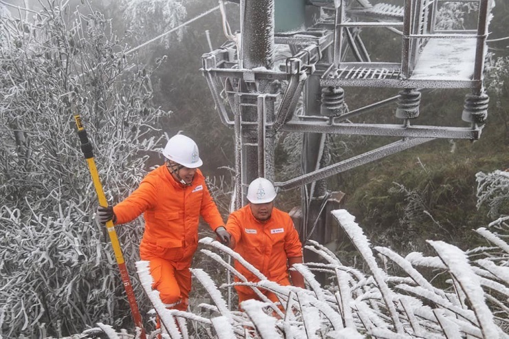 Những người 'gõ băng tuyết', đảm bảo lưới điện hoạt động trong giá lạnh - 5