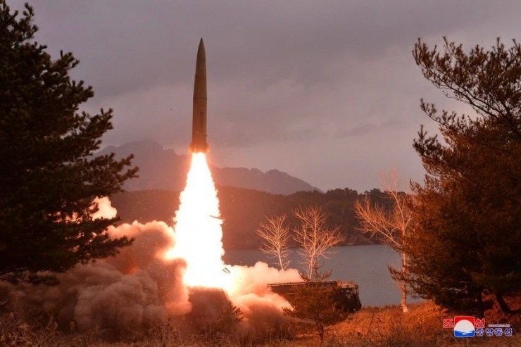 Một tên lửa do quân đội Triều Tiên phóng tại một địa điểm không được tiết lộ vào tháng 3-2023. Ảnh: KCNA
