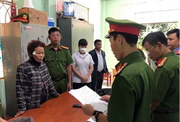 Bà Thông Thị Đinh nghe công bố lệnh bắt giam.