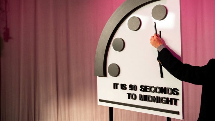 “Đồng hồ Ngày tận thế” vẫn được đặt ở mốc cách nửa đêm chỉ 90 giây trong năm 2024. Ảnh minh họa: Sky News