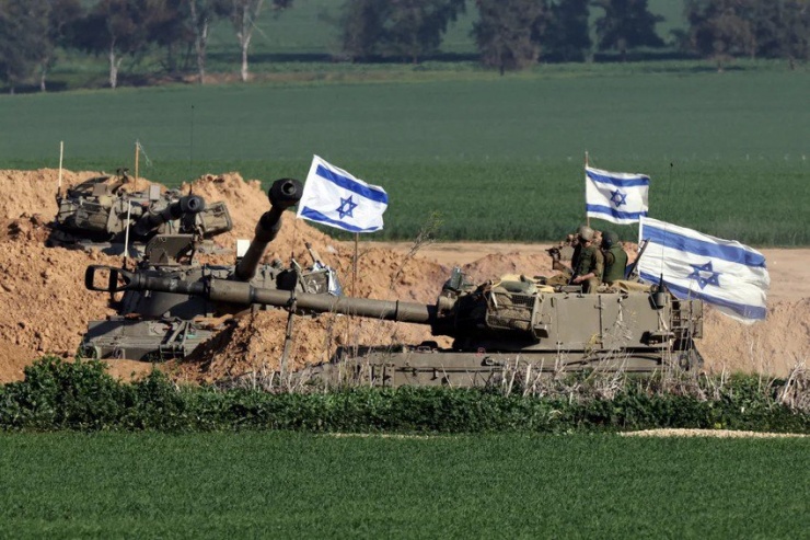Xe quân sự của Israel gần khu vực tiếp giáp Dải Gaza. Ảnh: AFP