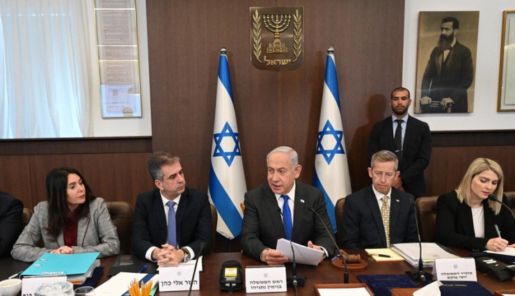 Thủ tướng Israel Benjamin Netanyahu (giữa) trong cuộc họp nội các hồi tháng 12-2023. Ảnh: THE TIMES OF ISRAEL