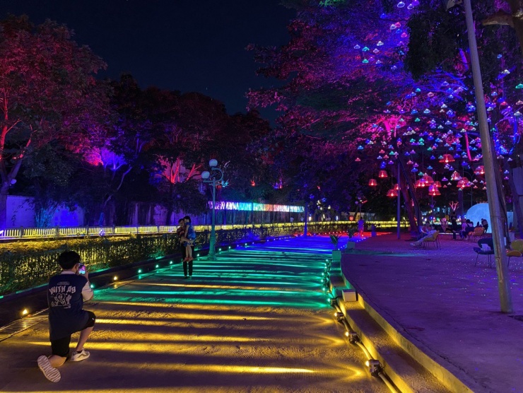 Hệ thống đèn led bắt mắt ở công viên ánh sáng Ảnh: HOÀNG HIẾU.