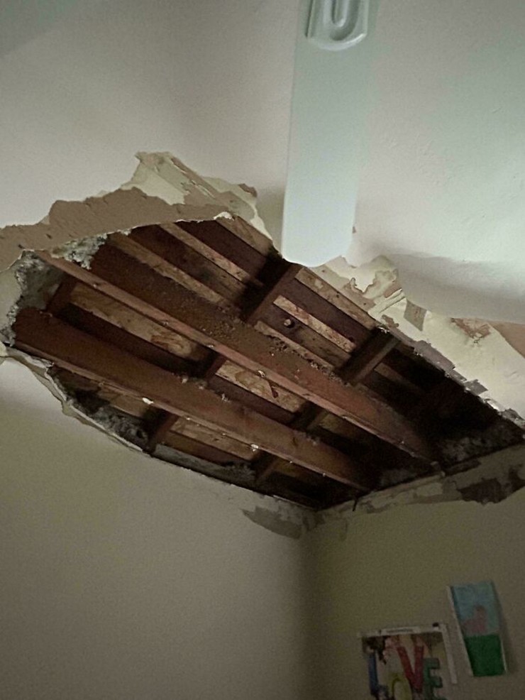 Mẹ tôi bị trần nhà rơi xuống ngay ngày đầu năm mới.
