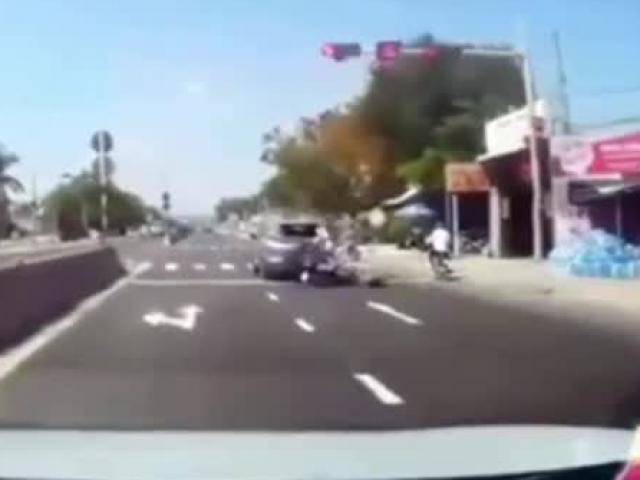 Clip: Xe máy “drift” trúng đuôi ô tô chờ đèn đỏ, 2 người gặp nạn kinh hoàng