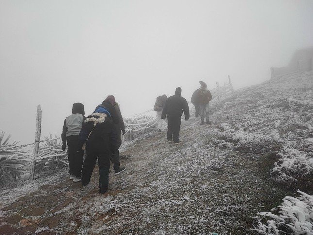 Nhiều người lên Mẫu Sơn ngắm băng tuyết.
