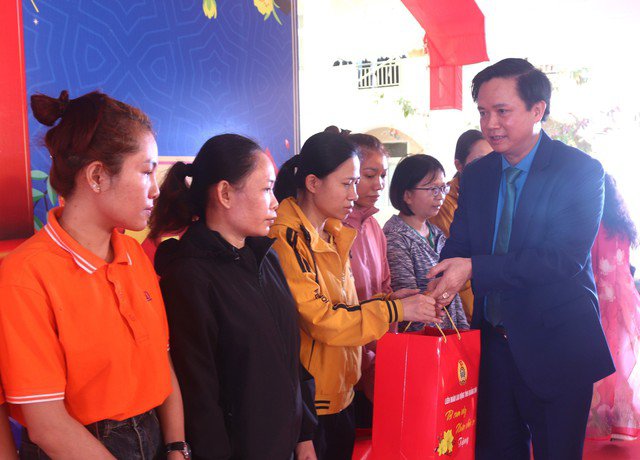 Công đoàn tỉnh Quảng Bình mới đây đã tổ chức nhiều hoạt động hỗ trợ chăm lo đời sống vật chất, tinh thần cho NLĐ có hoàn cảnh khó khăn, gia đình chính sách