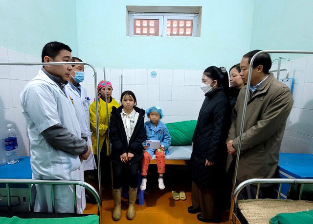 Lãnh đạo huyện Xín Mần thăm hỏi cháu D. đang điều trị tại bệnh viện. Ảnh: Cổng thông tin huyện Xín Mần